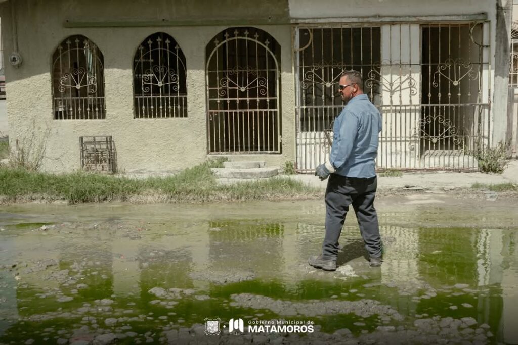 Destapa Junta de Aguas tubería del drenaje en Los Encinos