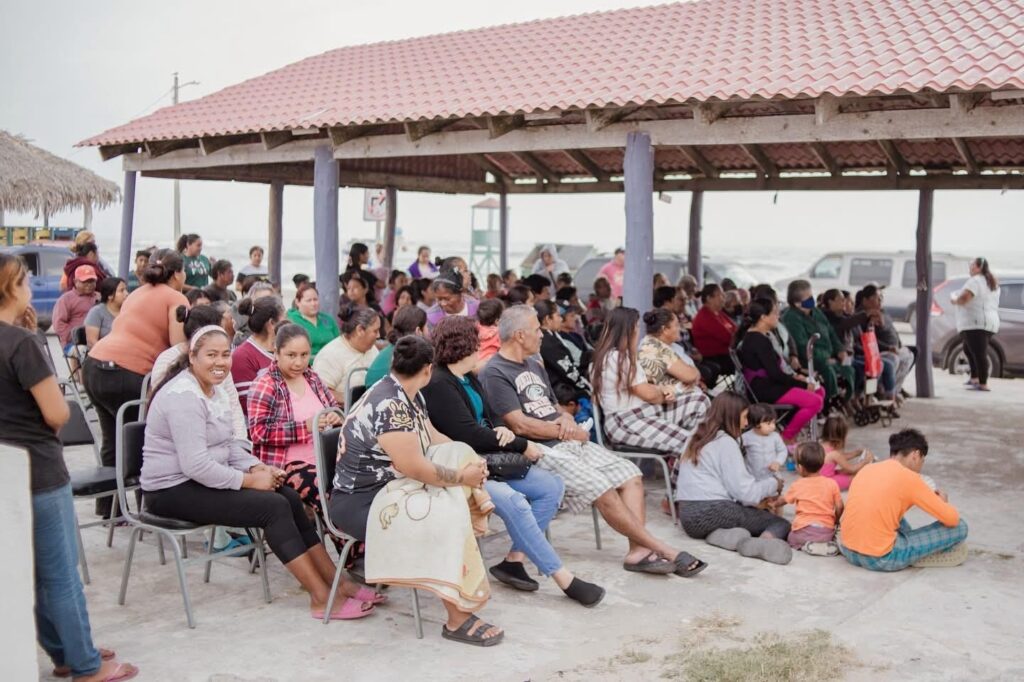 Entrega DIF Matamoros Despensas a los habitantes de la Playa Bagdad