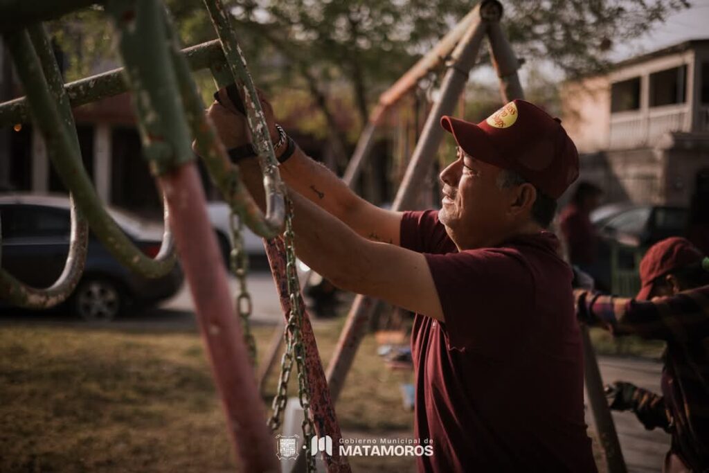 Rehabilitan y dan limpieza de áreas verdes en las colonias