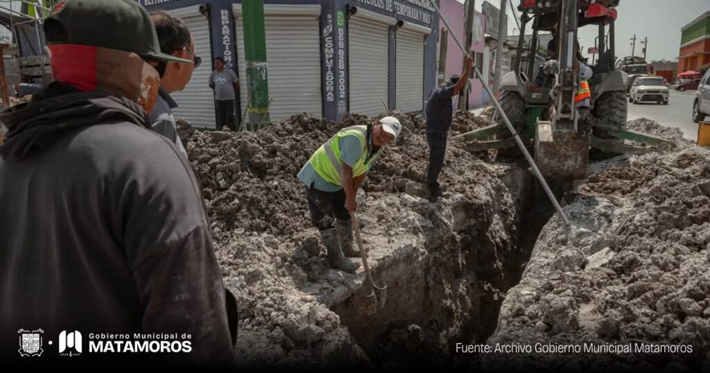 Continúa la rehabilitación del drenaje sanitario en la colonia Salinas de Gortari