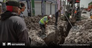 Continúa la rehabilitación del drenaje sanitario en la colonia Salinas de Gortari