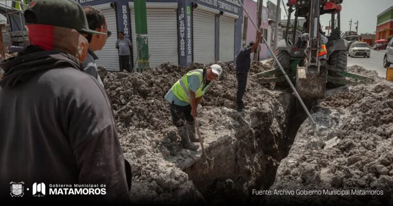 Continúa la rehabilitación del drenaje sanitario en la colonia Salinas de Gortari