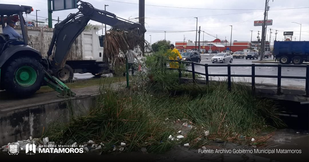 Gobierno de Matamoros a través de la JAD trabaja en la limpieza de sistemas de drenaje en Matamoros