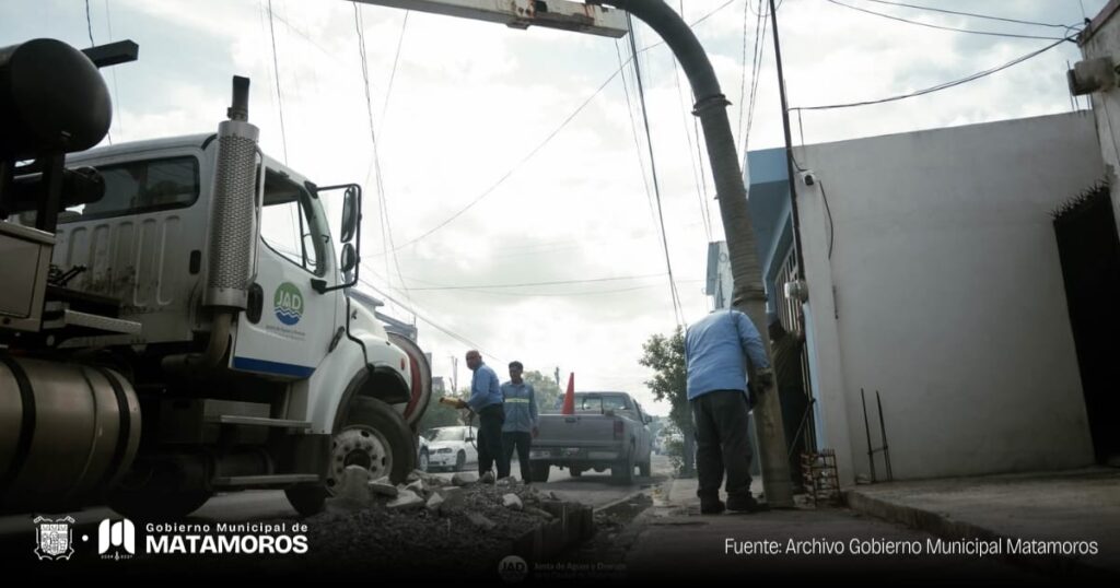 Gobierno Municipal continúa trabajando en el mantenimiento a las líneas de drenaje en el fraccionamiento Encinos