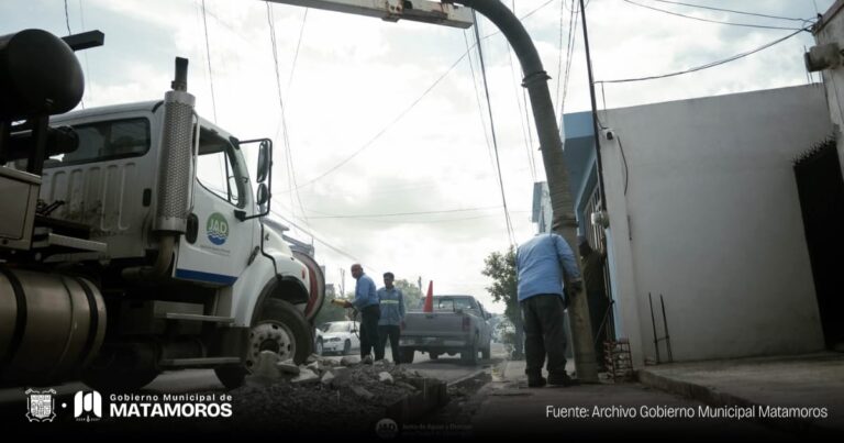 Gobierno Municipal continúa trabajando en el mantenimiento a las líneas de drenaje en el fraccionamiento Encinos