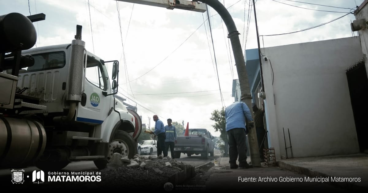Gobierno Municipal continúa trabajando en el mantenimiento a las líneas de drenaje en el fraccionamiento Encinos