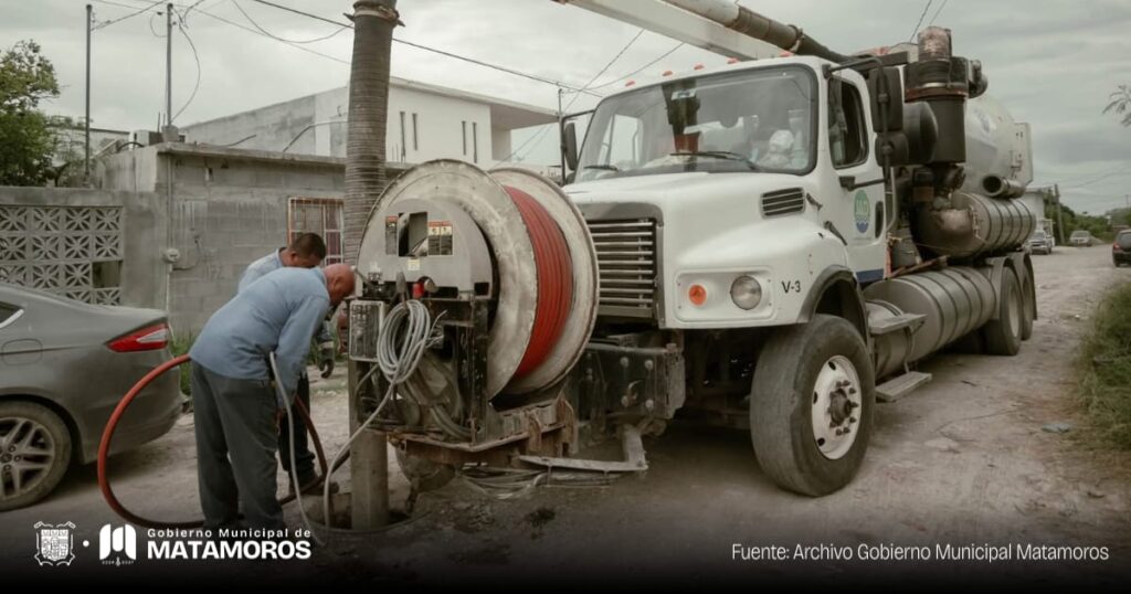 Gobierno Municipal destapa tuberías de drenaje de la colonia Jesús Vega Sánchez