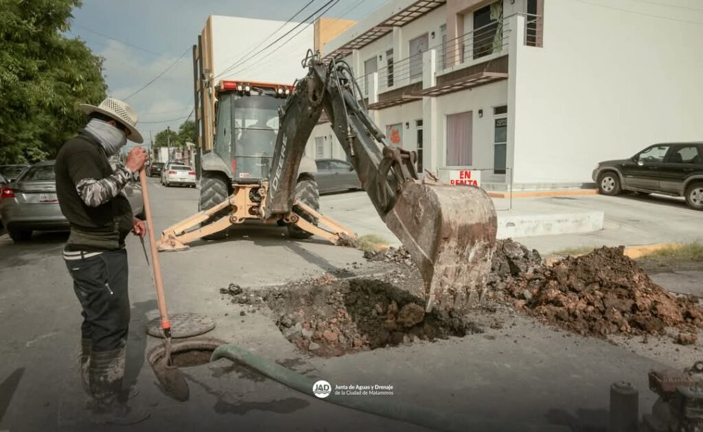Gobierno municipal atiende fuga de agua en la zona Centro