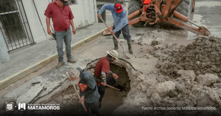 Gobierno municipal de Matamoros a través de la JAD repara fugas de agua potable en la Calle Tres, entre Tlaxcala y Torreón