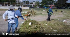 "Cuadrillas municipales redoblan esfuerzos en la limpieza de vialidades y áreas comunes en Matamoros"