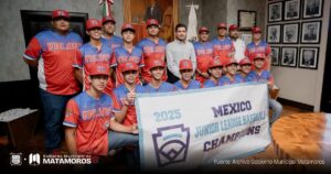 Presidente Municipal recibe a los campeones de la Liga Pequeña de Béisbol "Villa del Refugio"