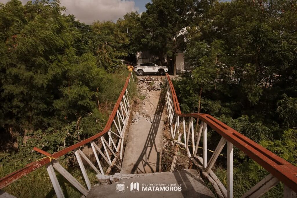 Retiran puente peatonal en la colonia Obrera por condiciones inservibles