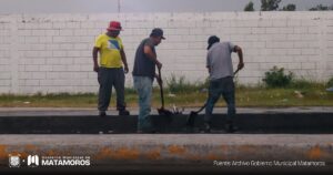 Trabajos de limpieza en rejillas pluviales; acción preventiva para evitar encharcamientos