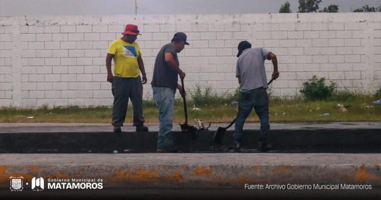 Trabajos de limpieza en rejillas pluviales; acción preventiva para evitar encharcamientos