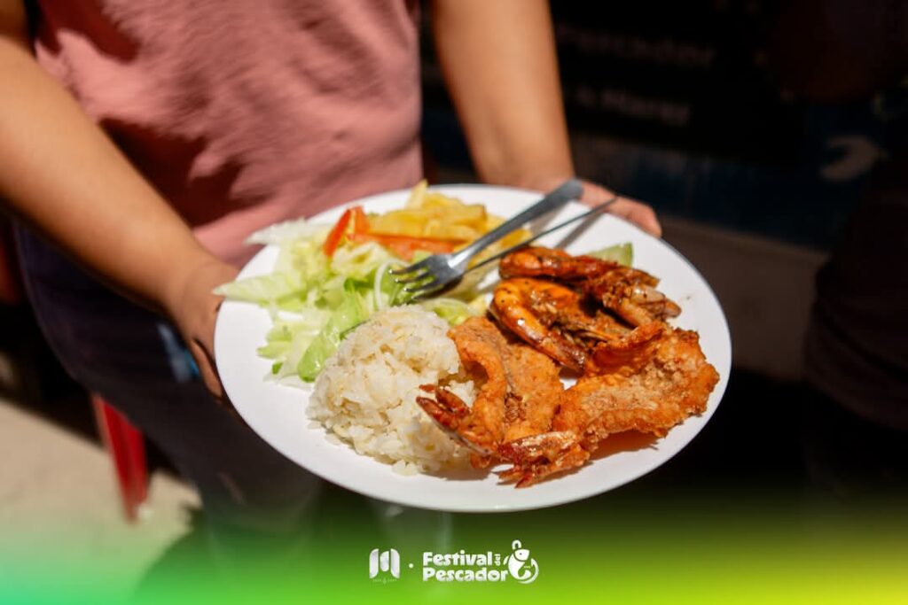 Visitantes del Festival del Pescador 2025 disfrutan de excelente gastronomía con productos del mar