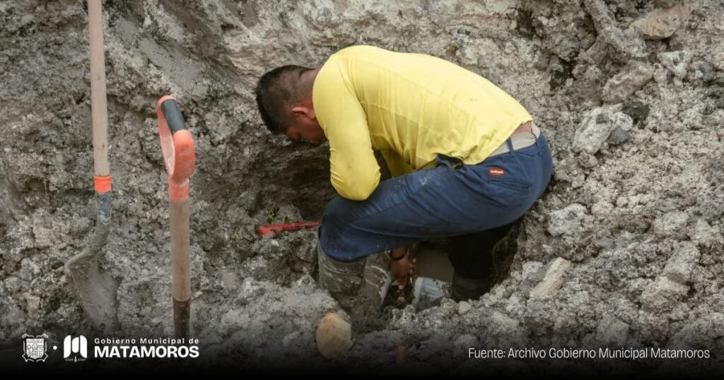 Gobierno de Matamoros repara fuga de agua en Villa Española