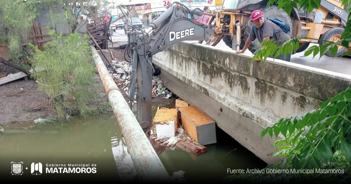 Encuentran refrigerador durante limpieza del dren de la Colonia Benito Juárez