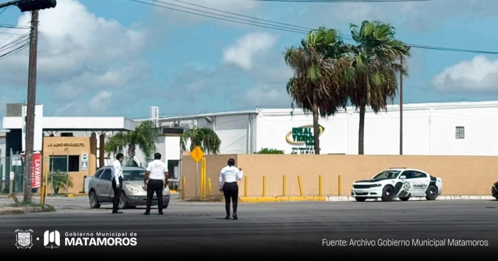 Agentes de Tránsito garantizan la seguridad vial en semáforos afectados por lluvias: Gobierno de Matamoros