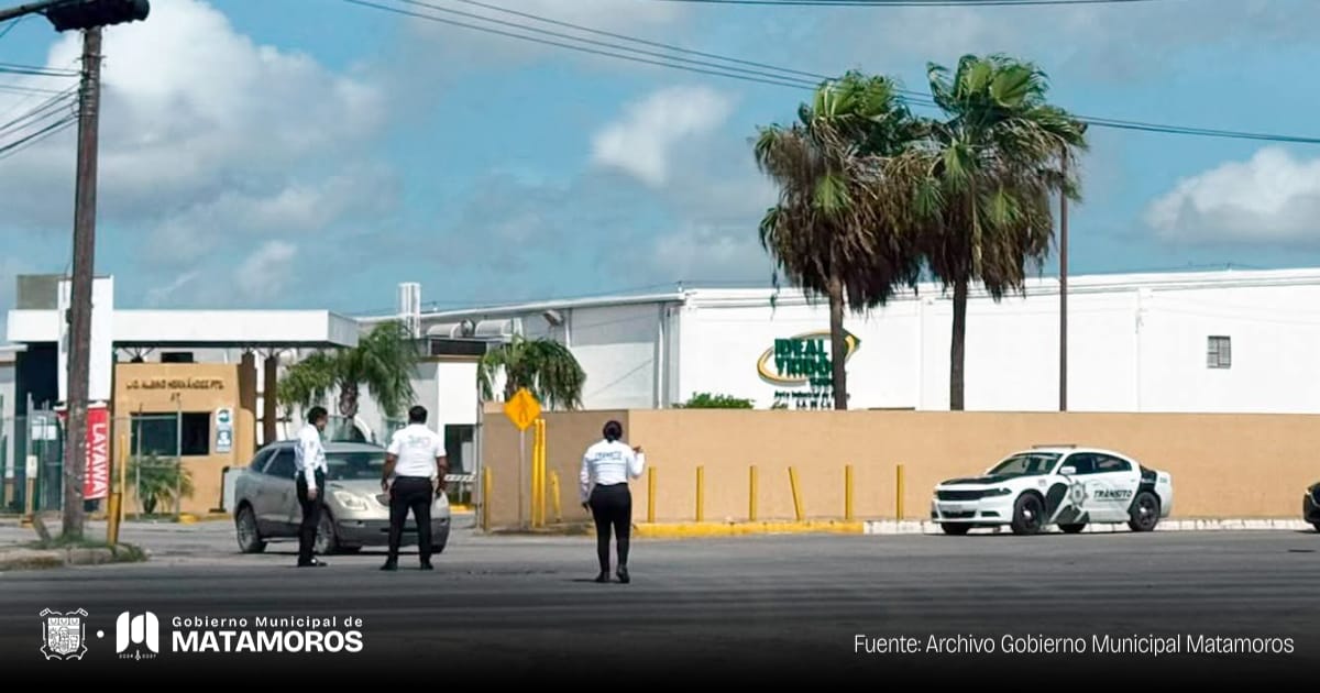 Agentes de Tránsito garantizan la seguridad vial en semáforos afectados por lluvias: Gobierno de Matamoros
