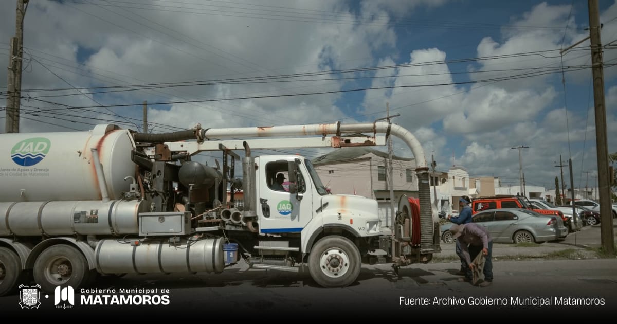 Gobierno municipal trabaja en limpieza de drenaje en la colonia Los Sauces