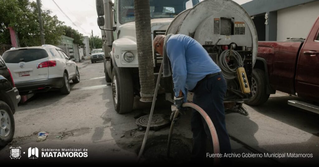 El gobierno de Matamoros realiza limpieza en líneas de drenaje en la Colonia Sección 16