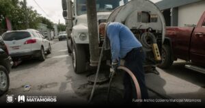 El gobierno de Matamoros realiza limpieza en líneas de drenaje en la Colonia Sección 16