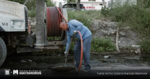 Gobierno de Matamoros desazolva líneas de drenaje en la colonia Buenavista
