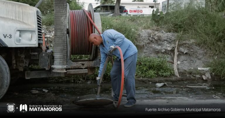 Gobierno de Matamoros desazolva líneas de drenaje en la colonia Buenavista