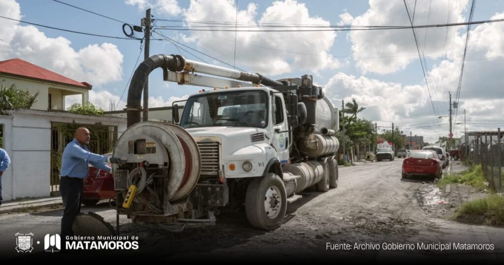 Gobierno de Matamoros efectúa limpieza en alcantarillas de la colonia San Fernando