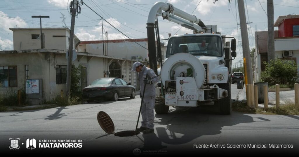 Gobierno de Matamoros realiza limpieza de drenaje en la colonia Delicias