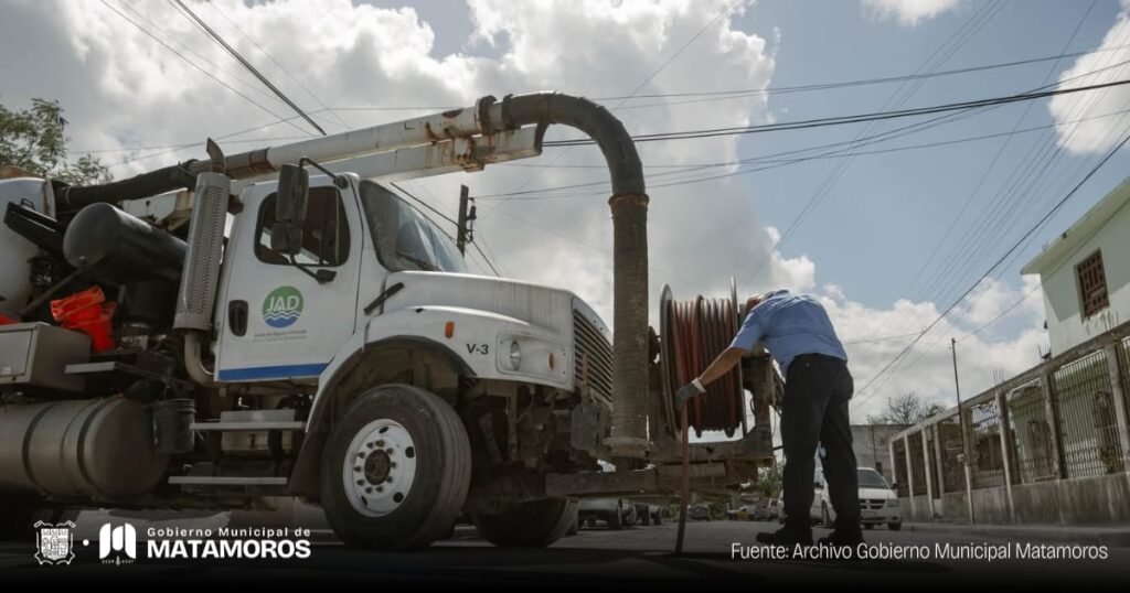 Gobierno de Matamoros realiza limpieza de drenaje en la colonia Guillermo Guajardo