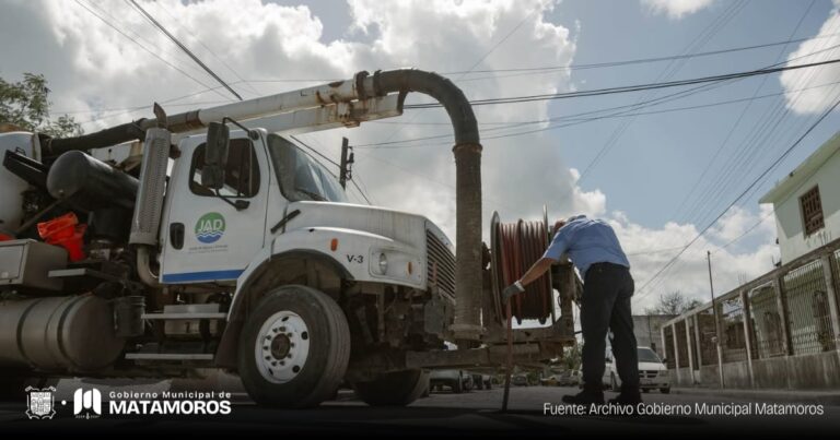 Gobierno de Matamoros realiza limpieza de drenaje en la colonia Guillermo Guajardo