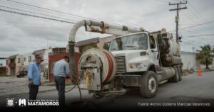 Gobierno de Matamoros realiza trabajo de limpieza con camión vactor en la Calle Solernau