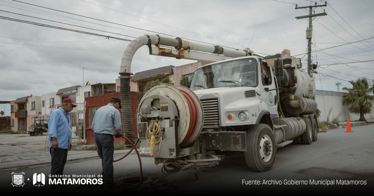 Gobierno de Matamoros realiza trabajo de limpieza con camión vactor en la Calle Solernau