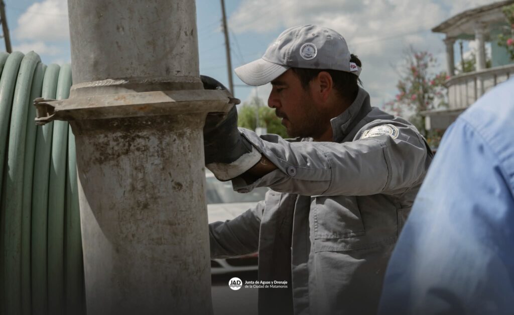 Gobierno de Matamoros refuerza limpieza de drenaje en Matamoros
