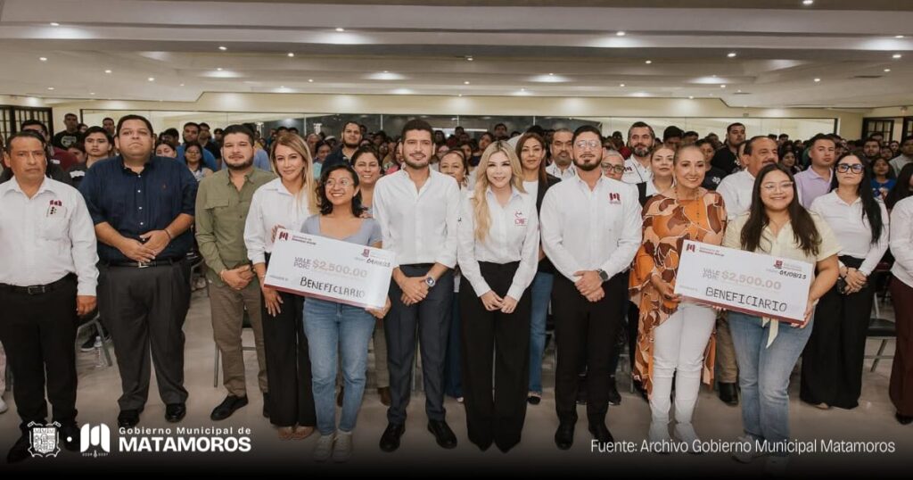 Presidente Municipal entrega apoyos del programa “Mi Título” en beneficio de estudiantes matamorenses