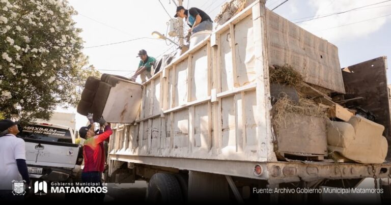 El presidente municipal, Beto Granados, encabezó una jornada más de descharrización, trabajando de la mano con las familias matamorenses