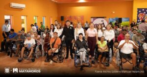 Presidente Municipal y presidenta del DIF, entregan sillas de ruedas y tarjetones de discapacidad en el CRI Matamoros