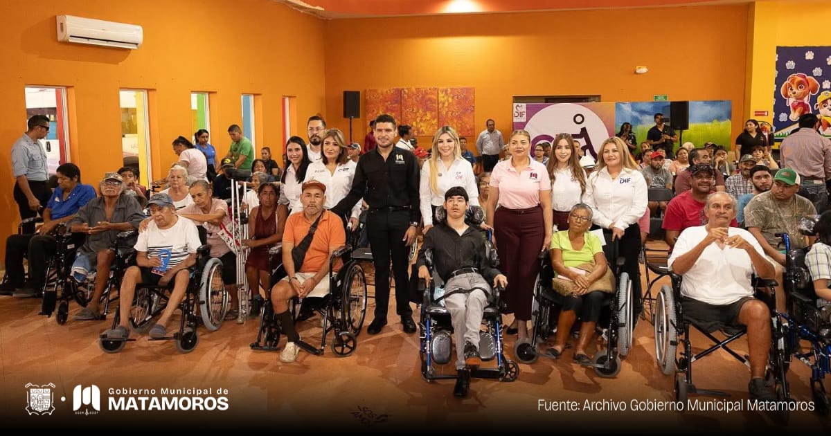 Presidente Municipal y presidenta del DIF, entregan sillas de ruedas y tarjetones de discapacidad en el CRI Matamoros