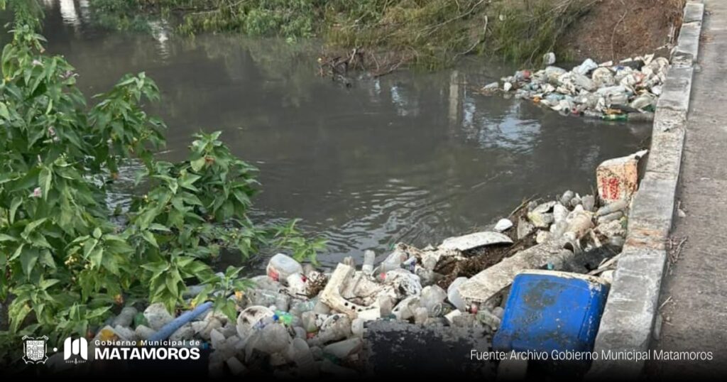 Drenes de Matamoros obstruidos nuevamente por basura tirada por ciudadanos