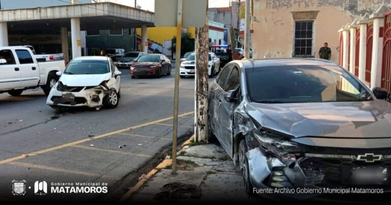 Elementos de Seguridad Pública apoyan en accidente vial en Zona Centro de Matamoros