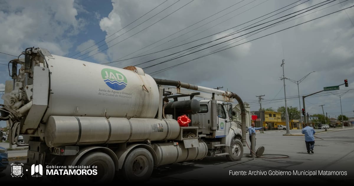 Gobierno de Matamoros realiza limpieza con camión vactor en la colonia Treviño Zapata