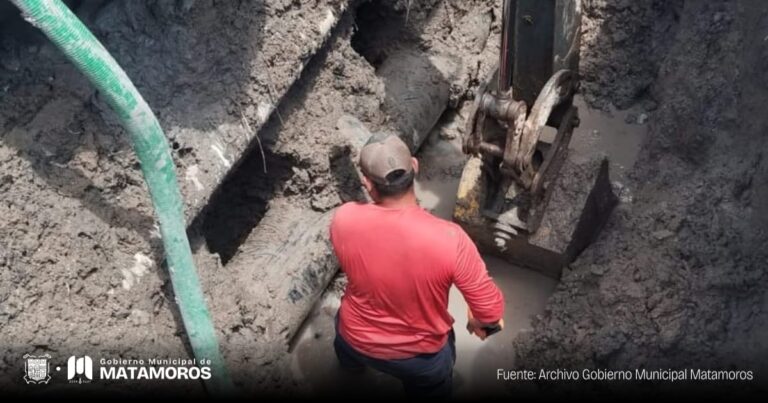 Gobierno municipal coloca abrazaderas para reparación de fuga en Avenida Constituyentes