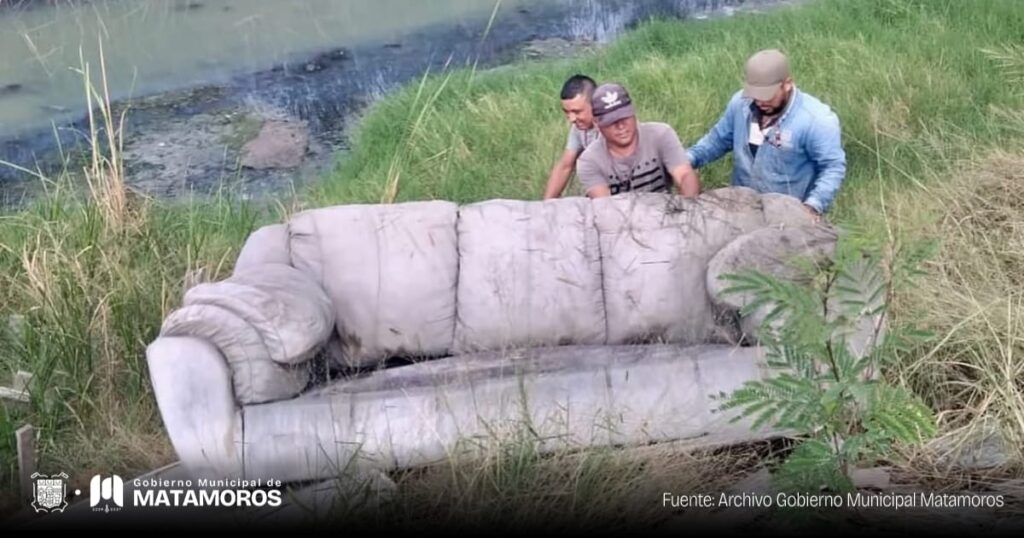 Los drenes no son basureros hallan sillón y colchones Beto Granados