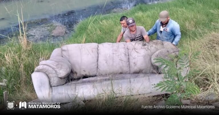 Los drenes no son basureros hallan sillón y colchones Beto Granados