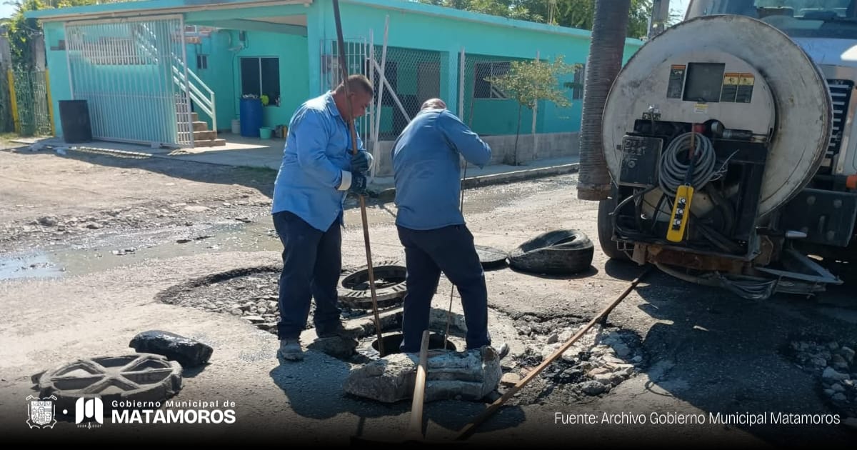 Gobierno de Matamoros realiza limpieza de pozos de visita en la colonia Las Torres