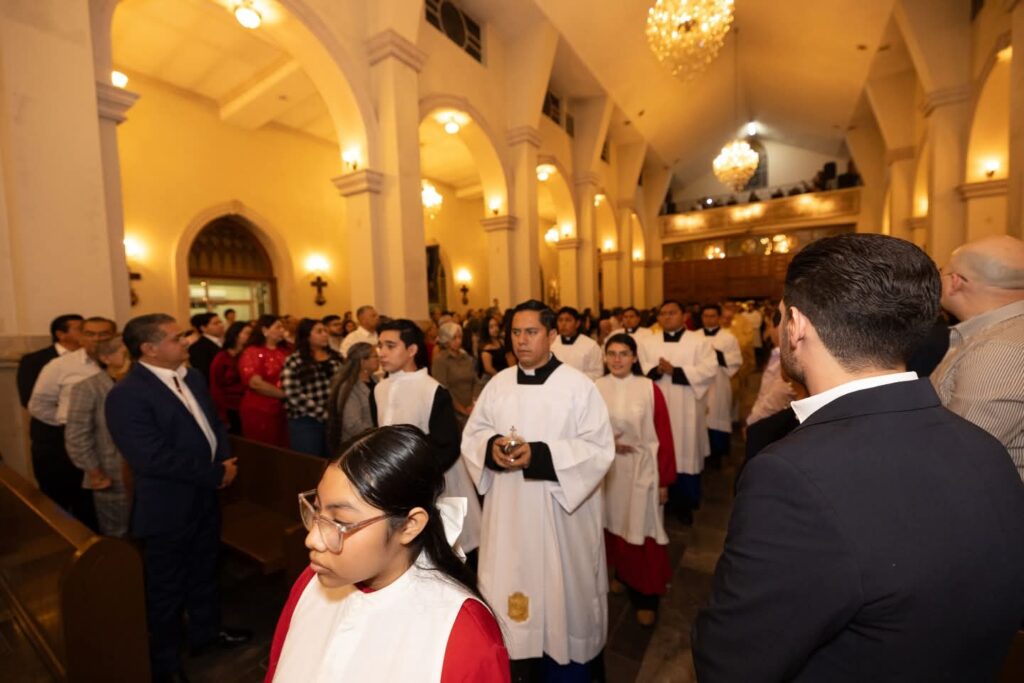 Alcalde Beto Granados comparte mensaje de fe y unidad tras acudir a la Misa de Noche Buena en la Catedral de Matamoros