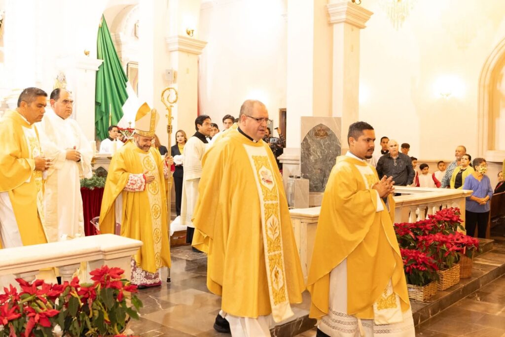 Alcalde Beto Granados comparte mensaje de fe y unidad tras acudir a la Misa de Noche Buena en la Catedral de Matamoros