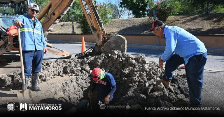 Atiende gobierno de Matamoros fuga de agua en la colonia Jardín
