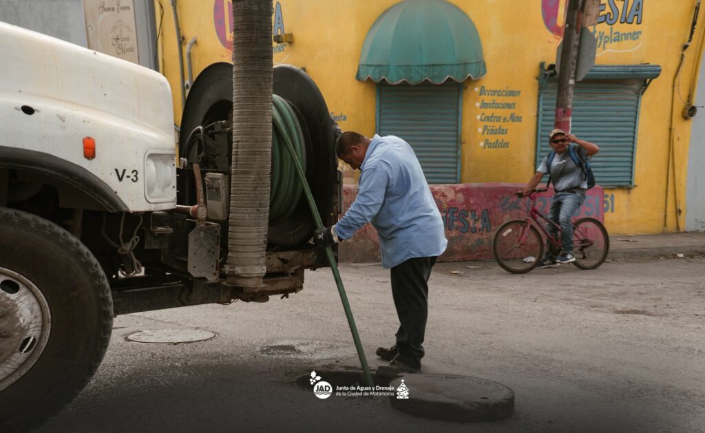 Gobierno de Beto Granado refuerza servicios públicos con trabajos del camión vactor